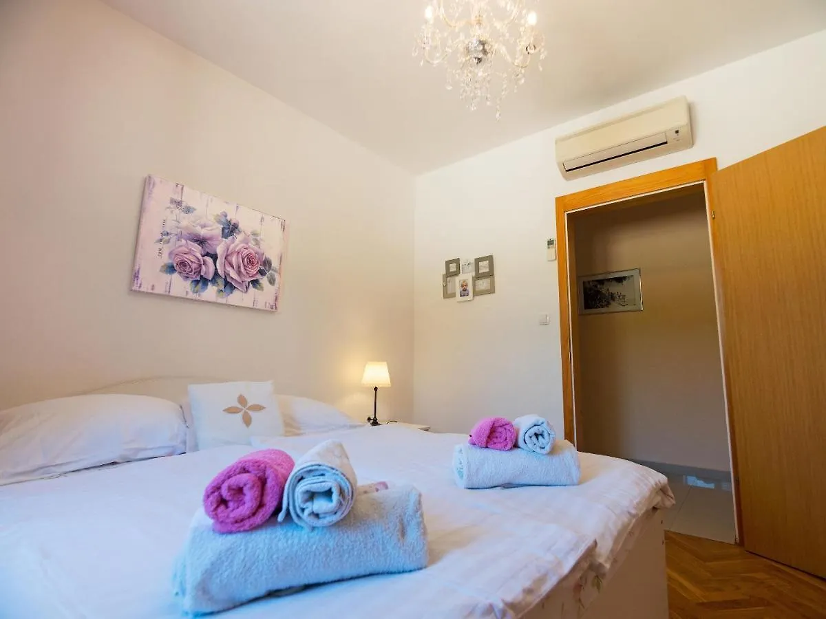 M. De Dominisa 5 Apartment Rab Town